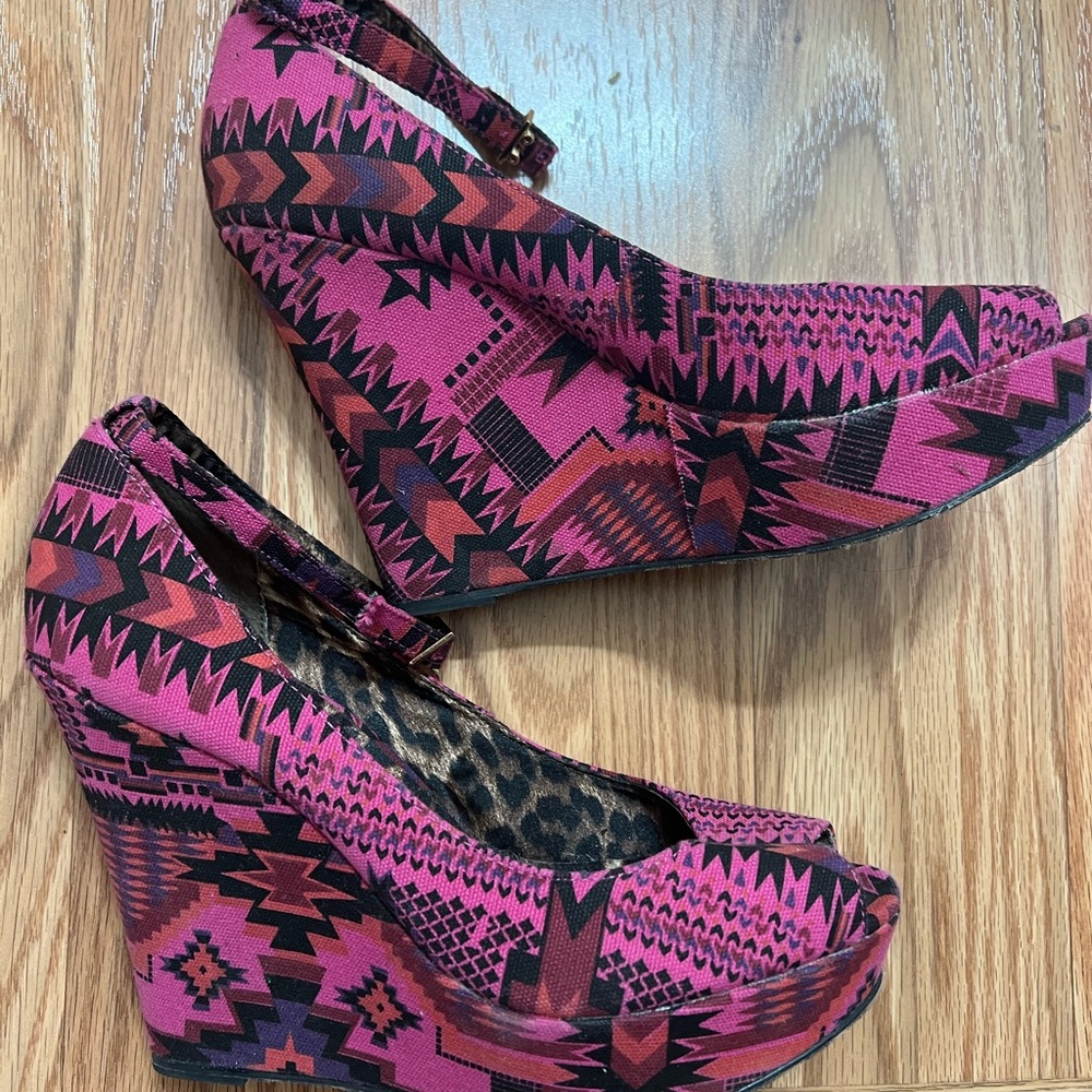 Betsey Johnson Minzie Pink and Black Tribal Patterned Wedges, Size 8.5.  EUC